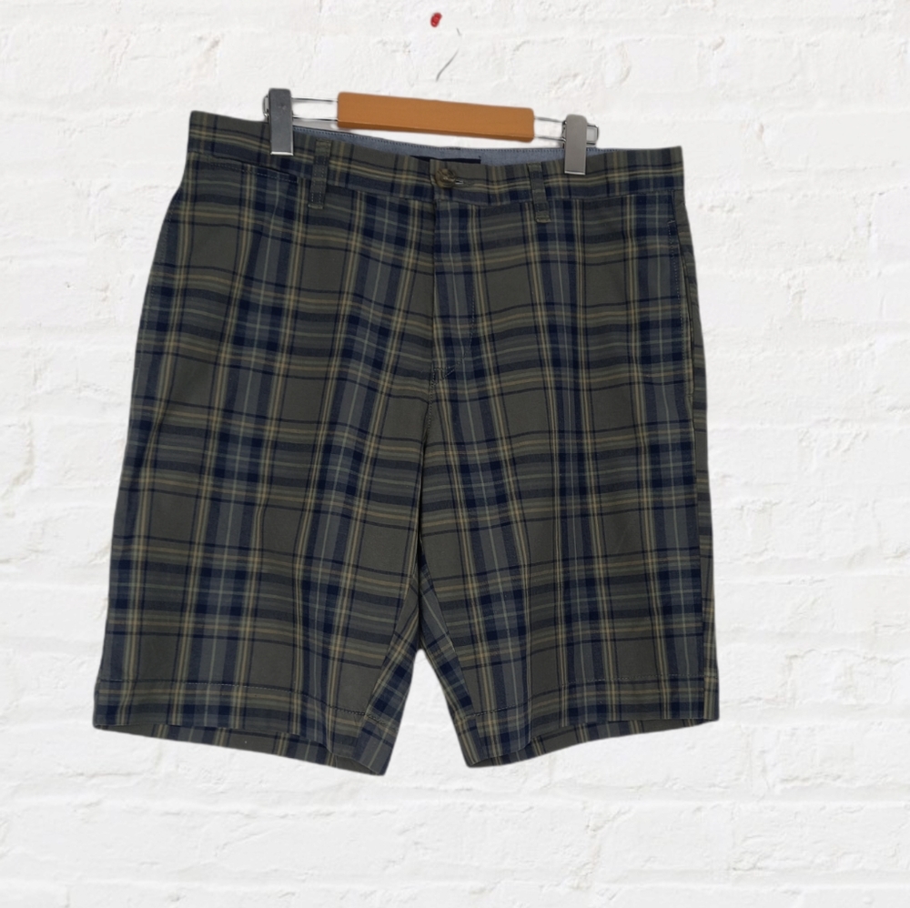 TOMMY HILFIGER plaid custom fit shorts